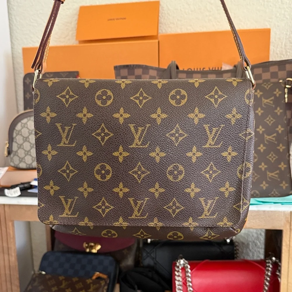 Louis Vuitton Musette Tango - Picture 2 of 8